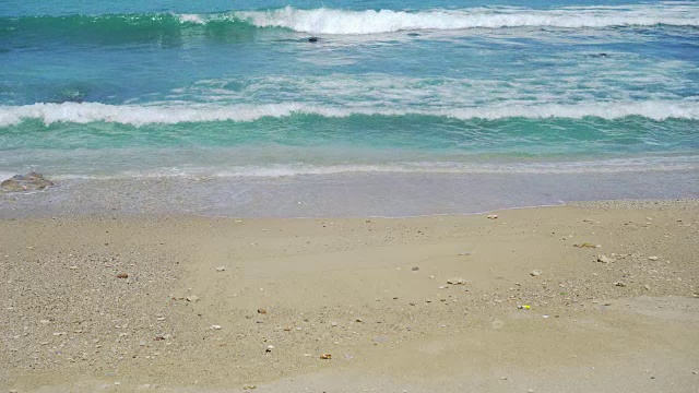 热带海滩，海浪，沙子和岩石与夏天的蓝天视频素材