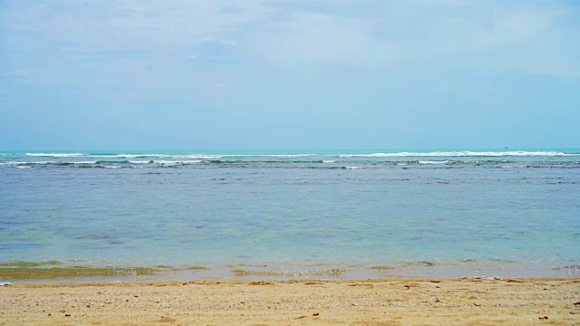 热带海滩，海浪，沙子和岩石与夏天的蓝天视频素材