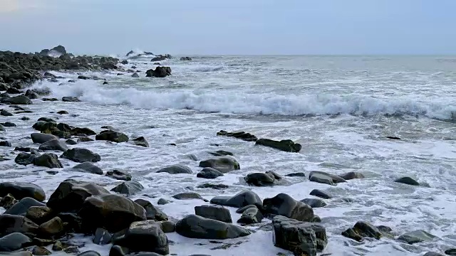 岩石海岸春天，达克池海滩，布德，北康沃尔，英格兰，英国，欧洲视频素材