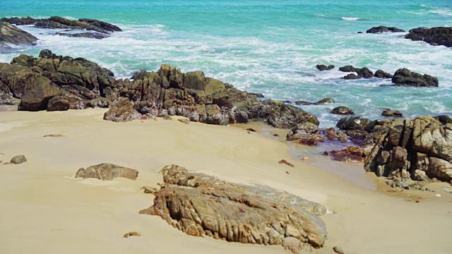 热带海滩，海浪，沙子和岩石与夏天的蓝天视频素材