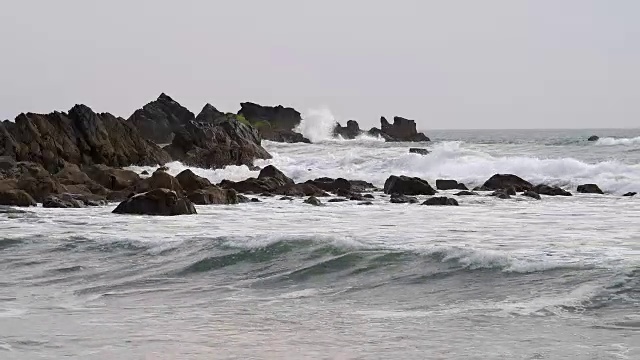 岩石海岸春天，达克池海滩，布德，北康沃尔，英格兰，英国，欧洲视频素材