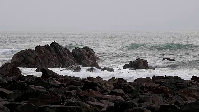 岩石海岸春天，达克池海滩，布德，北康沃尔，英格兰，英国，欧洲视频素材