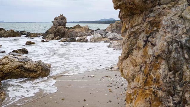 慢镜头海浪海岸与海滩的石头和岩石视频素材