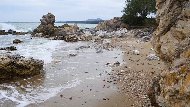 慢镜头海浪海岸与海滩的石头和岩石视频素材