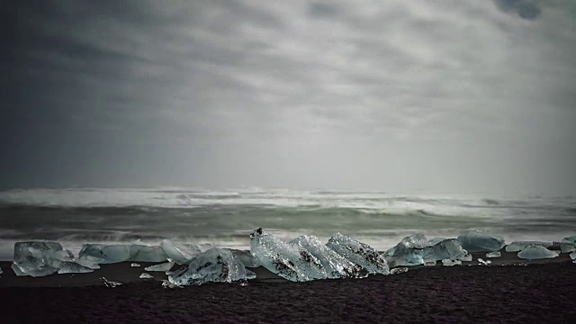 全高清时间推移电影视频电影晚上在冰岛钻石海滩又名冰岛冰海滩或Jokulsarlon冰山海滩。冰岛jokulsarlon冰湖旁的Breidamerkursandur海滩视频下载