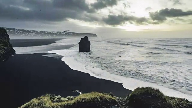 FullHD Time lapse film video movie of sunrise空中镜头reynisfjara on black beach。Reynisdrangar、湾、冰岛。风景摄影视频下载