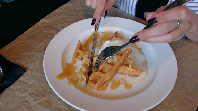 餐厅的桌上摆着美味的菜肴视频素材