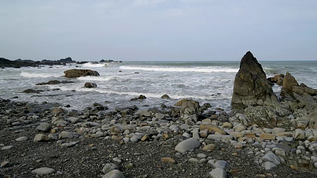 岩石海岸春天，达克池海滩，布德，北康沃尔，英格兰，英国，欧洲视频素材