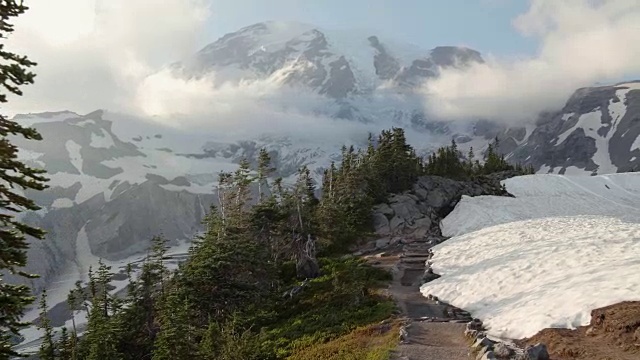 雪上天堂到雷尼尔山的岩石徒步路线视频素材