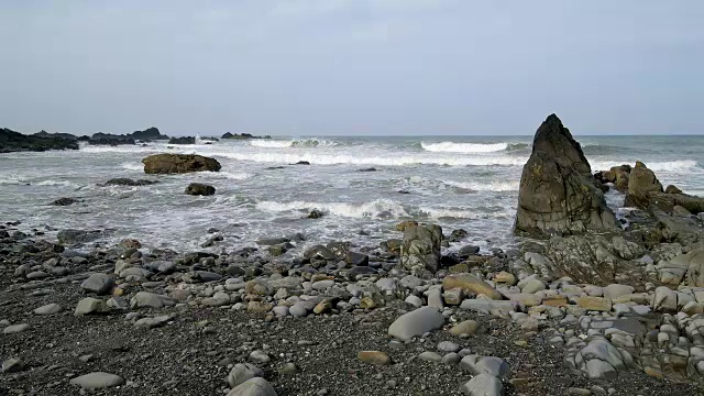 岩石海岸春天，达克池海滩，布德，北康沃尔，英格兰，英国，欧洲视频素材