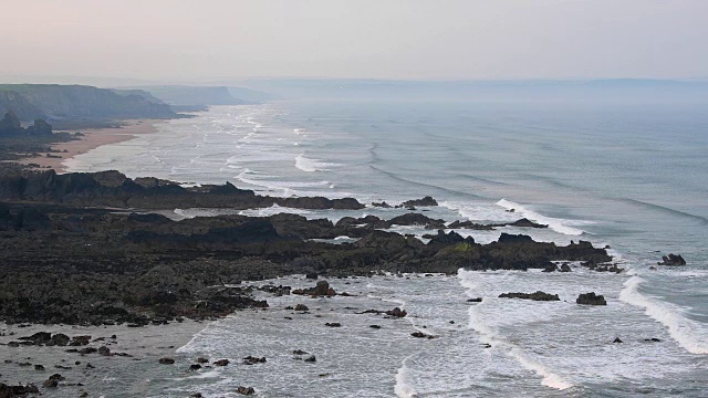 岩石海岸春天，达克池海滩，布德，北康沃尔，英格兰，英国，欧洲视频素材