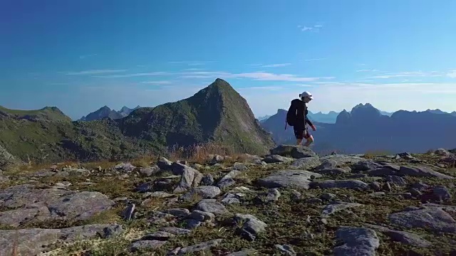 一个女孩背着背包在山里旅行视频素材