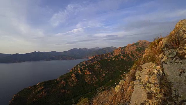 科西嘉岛的皮亚纳Calanches，日落时分视频素材