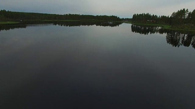 航拍瑞典北部湖泊上空视频素材