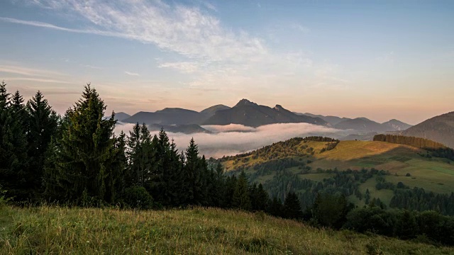 月亮落下，黎明和日出在雾山景观时间流逝视频素材