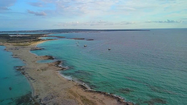 空中向后上升:西班牙伊比沙岛的清澈水域视频素材