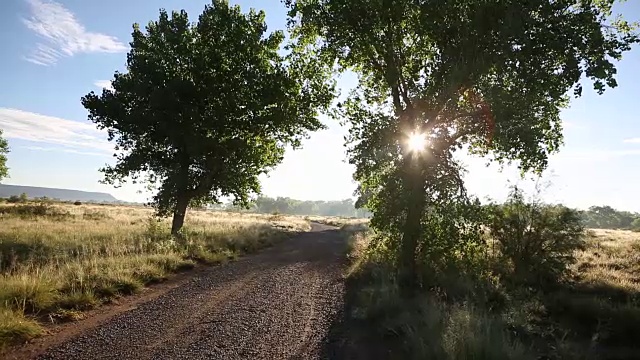 土路穿过美丽的风景视频素材