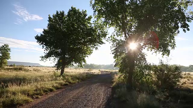 土路穿过美丽的风景视频素材