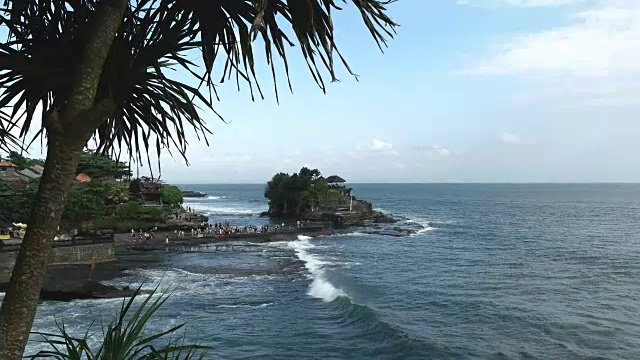 宽镜头的pura tanah lot寺庙和露兜树在巴厘岛视频素材