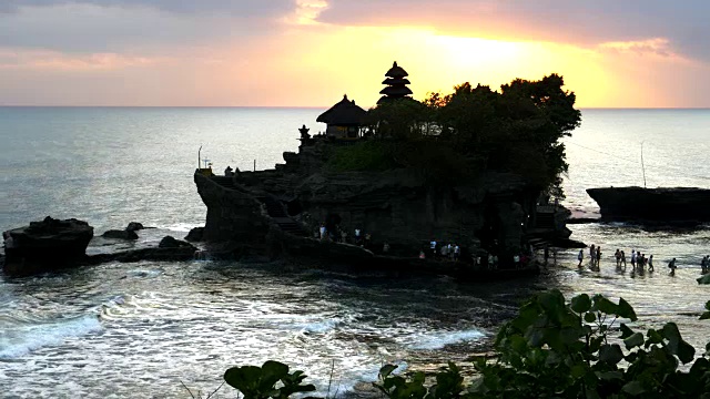 日落拍摄塔纳lot寺庙在高潮在巴厘岛视频素材