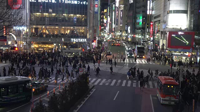 人们走过日本东京著名的涩谷十字路口视频素材