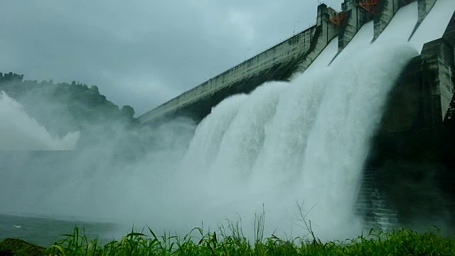 水泥坝在雨季来临前放水视频素材