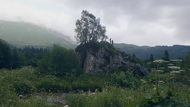 游客站在山崖顶上，欣赏自然风光视频素材