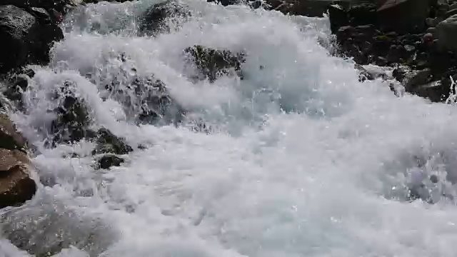 山涧湍急的水流视频素材