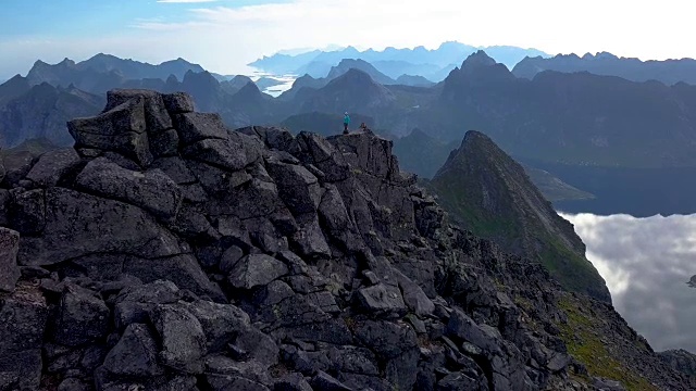 飞越山峰视频素材