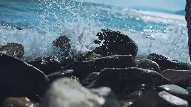 强烈的海浪拍打着布满岩石的海滩视频素材