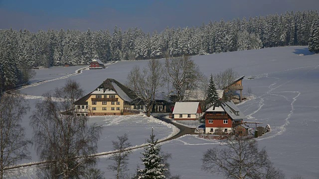 农舍附近Thurner在冬天，南黑森林，Schwarzwald，巴登-符腾堡，德国，欧洲视频素材