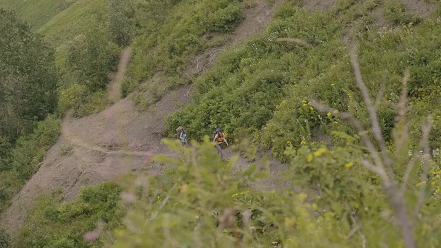 夏天徒步旅行时，游客走在山间小径上视频素材