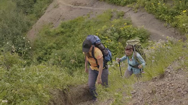 在徒步旅行的时候，女人在爬山。出来旅行的概念视频素材