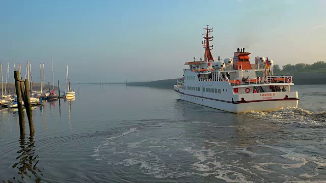 德国下萨克森州东弗里西亚的Bensersiel港口，靠近Esens with Ferry到Langeoog岛视频素材