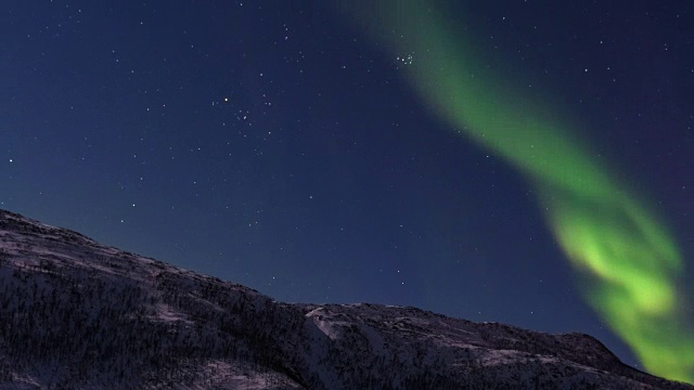 挪威北部夜空中北极光的高清延时拍摄视频素材