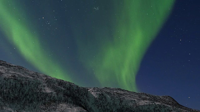 挪威北部夜空中北极光的高清延时拍摄视频素材