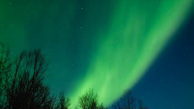 挪威北部夜空中北极光的高清延时拍摄视频素材