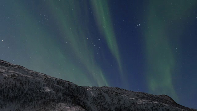 挪威北部夜空中北极光的高清延时拍摄视频素材