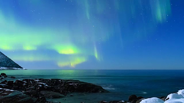 挪威北部夜空中北极光的高清延时拍摄视频素材