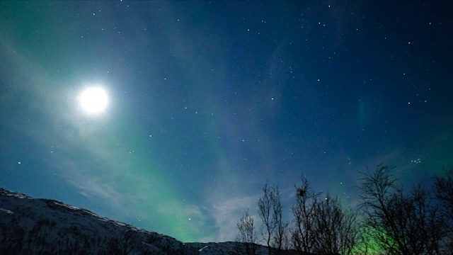 挪威北部夜空中北极光的高清延时拍摄视频素材