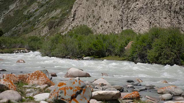 山河的流水在石头上快速流动，动作缓慢视频素材