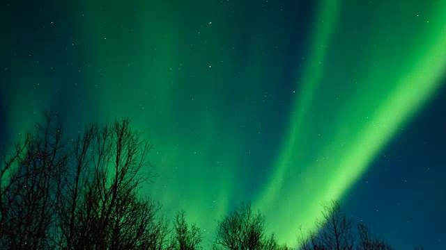 挪威北部夜空中北极光的高清延时拍摄视频素材