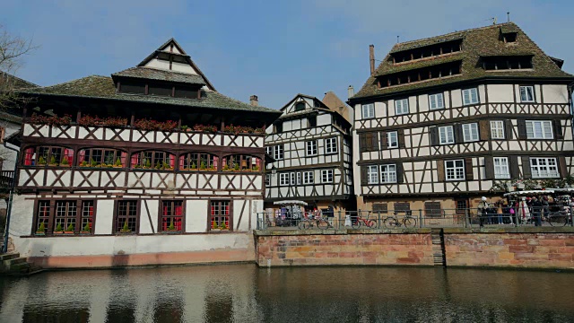 小法国，Ill River with Maison des Tanneurs, Grand Ile, UNESCO World Heritage Site, Strasbourg, Alsace, Grand Est, France, Europe视频素材