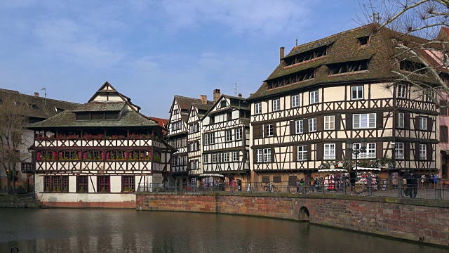 小法国，Ill River with Maison des Tanneurs, Grand Ile, UNESCO World Heritage Site, Strasbourg, Alsace, Grand Est, France, Europe视频素材