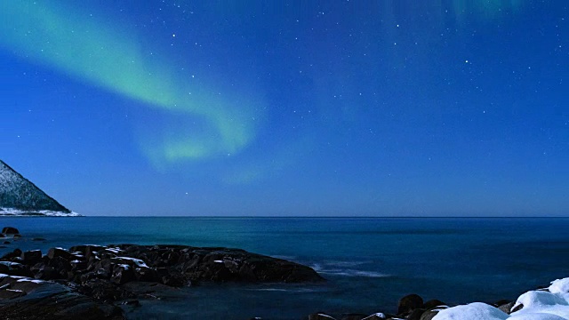 挪威北部夜空中北极光的高清延时拍摄视频素材