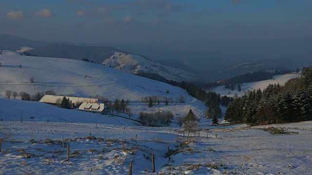 弗莱堡附近的Schauinsland山在冬天到Muenstertal，南黑森林，Schwarzwald，巴登-符腾堡，德国，欧洲视频素材