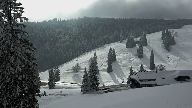 德国巴登-符腾堡州黑森林南黑森林费尔德堡山口门岑施万德旅馆视频素材