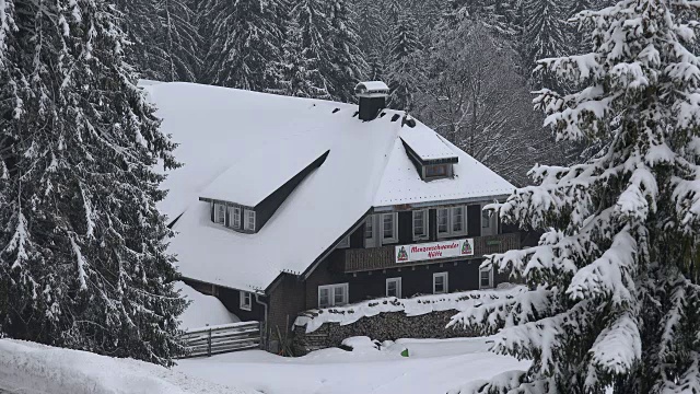 德国巴登-符腾堡州黑森林南部费尔德堡山口的门岑施万德旅馆视频素材