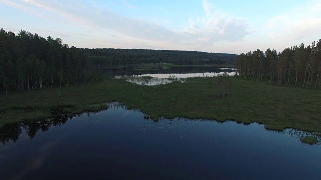 航拍飞过平静的湖面。瑞典北部美丽的风景视频素材