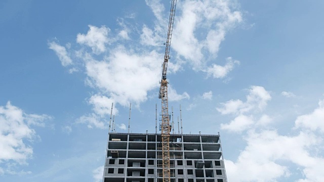 多层在建公寓大楼与建筑起重机在天空的背景。视频素材